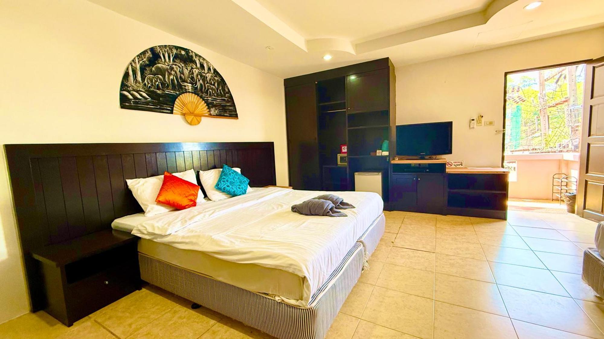Hill Side Patong Hotel Bagian luar foto